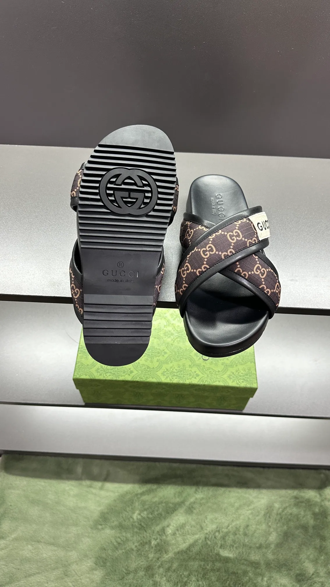 [G Family Couple Style] P: 300💰Female size 36~40 Men's size 39~45, (46. Custom-made Unisex GG slippers This slipper is made of GG polyester fiber and is decorated with a Gucci label on the front, adding a striking logo feel to the style. Beige GG recycled polyester fiber Unisex leather trim "Gucci Made in Italy" embroidered label Rubber sole Flat Made in Italy